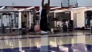 csgo竞猜-老炮这状态！保罗在老快船基地训练 自己抛球完成双手挂筐暴扣