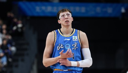 电竞投注-进攻欲很低！周琦全场仅出手4次&amp;命中3球 得到7分8篮板2助攻